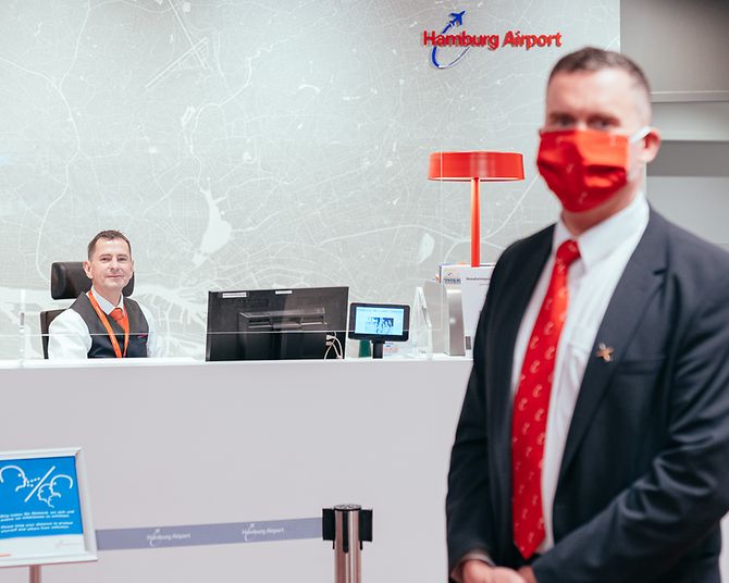 Mitarbeiter mit Maske