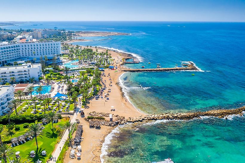 Panoramablick auf den Strand in Geroskipou, Paphos