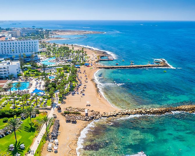 Panoramablick auf den Strand in Geroskipou, Paphos