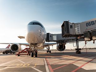 Ein Flugzeug von Eurowings beim Abheben