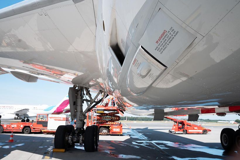 Weiß lackiertes Flugzeug am Hamburg Airport