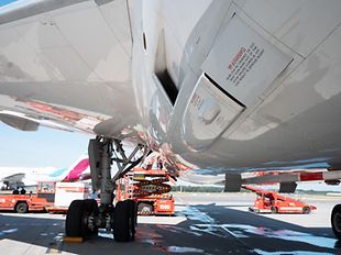 Weiß lackiertes Flugzeug am Hamburg Airport