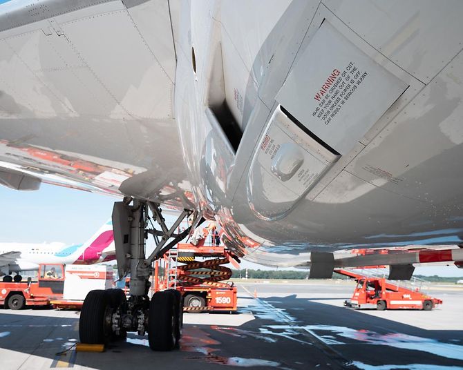 Weiß lackiertes Flugzeug am Hamburg Airport