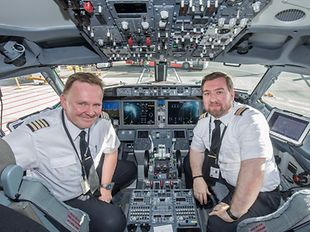 Piloten im Cockpit