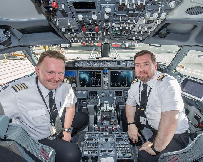 Piloten im Cockpit