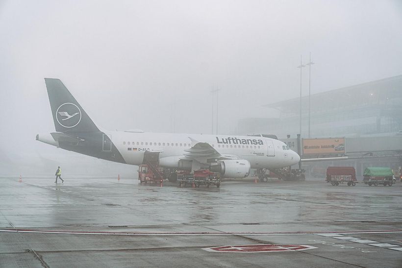 Flugzeug im Nebel am Hamburg Airport