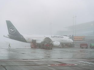 Flugzeug im Nebel am Hamburg Airport