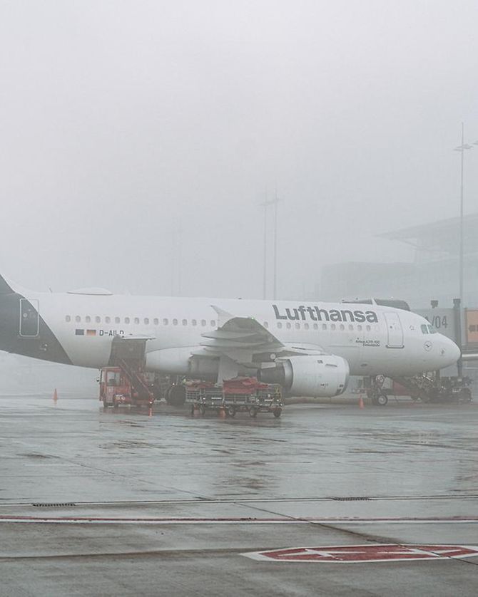 Flugzeug im Nebel am Hamburg Airport