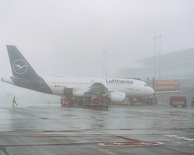 Flugzeug im Nebel am Hamburg Airport