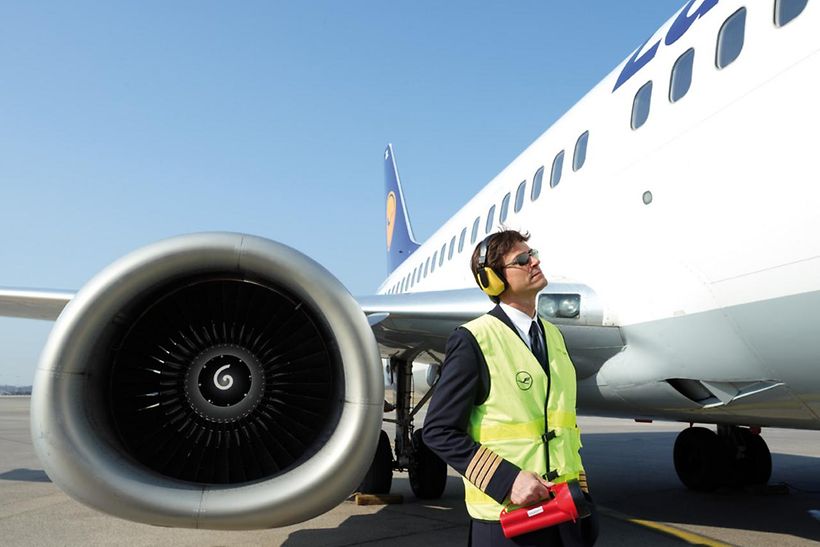 Pilot beim Sicherheitscheck des Flugzeugs am Boden