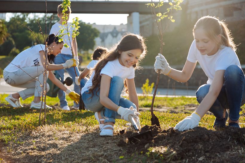 Kinder pflanzen Bäume für Co2 Neutralität