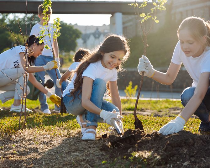 Kinder pflanzen Bäume für Co2 Neutralität