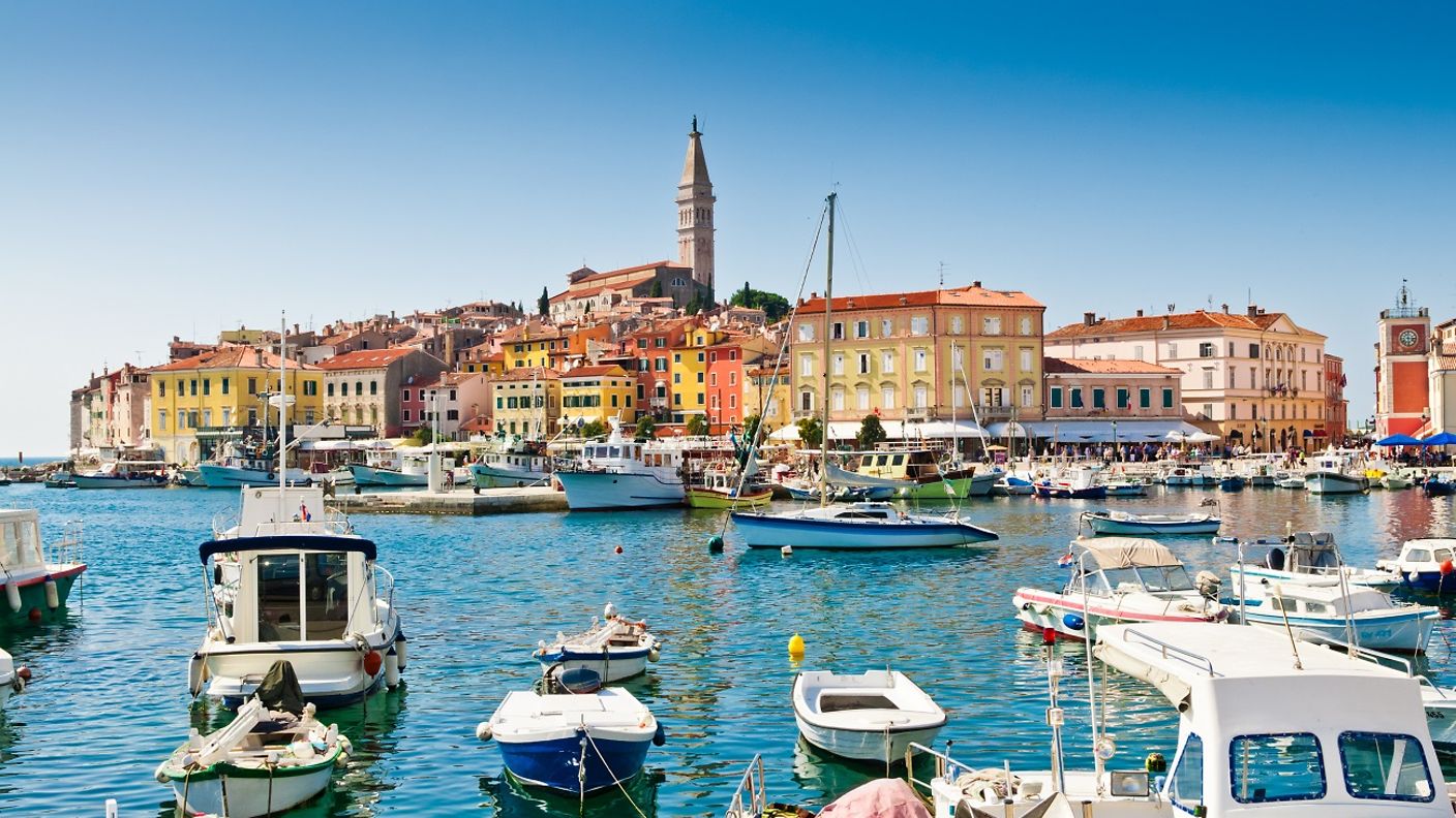 Boote im Hafen in der Altstadt von Rovinj in Kroatien