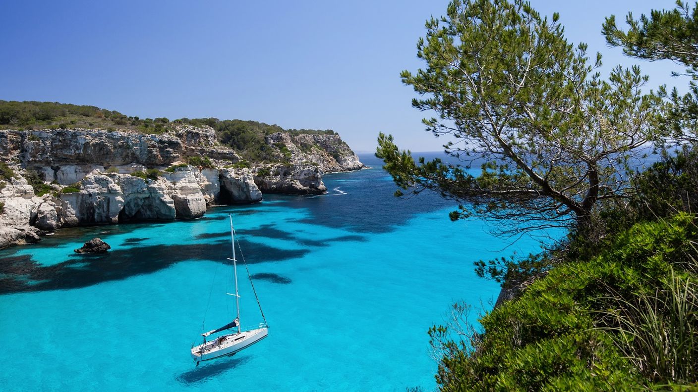 Bucht mit klarem Wasser und Segelboot an der Adria