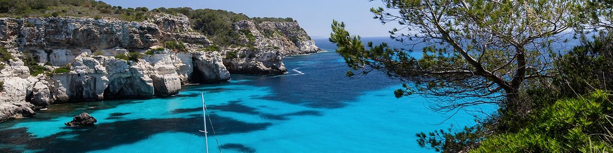 Bucht mit klarem Wasser und Segelboot an der Adria