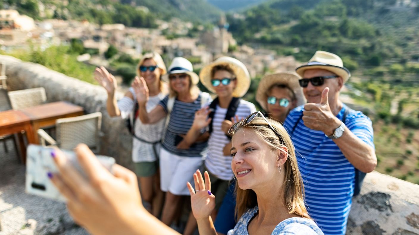 Eine Familie macht bei einem Ausflug auf Malllorca ein Gruppenfoto