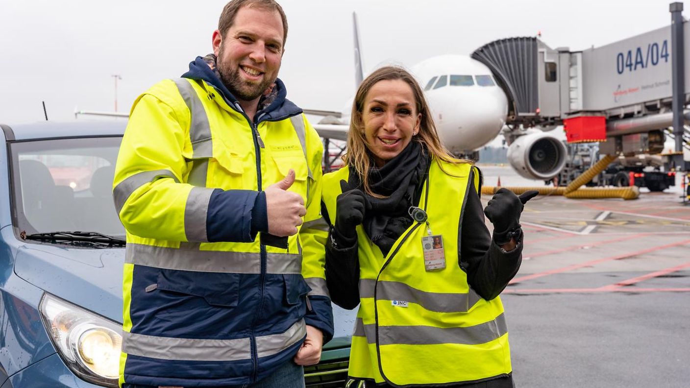Mitarbeiter testen das Wasserstoff-Auto am Hamburg Airport
