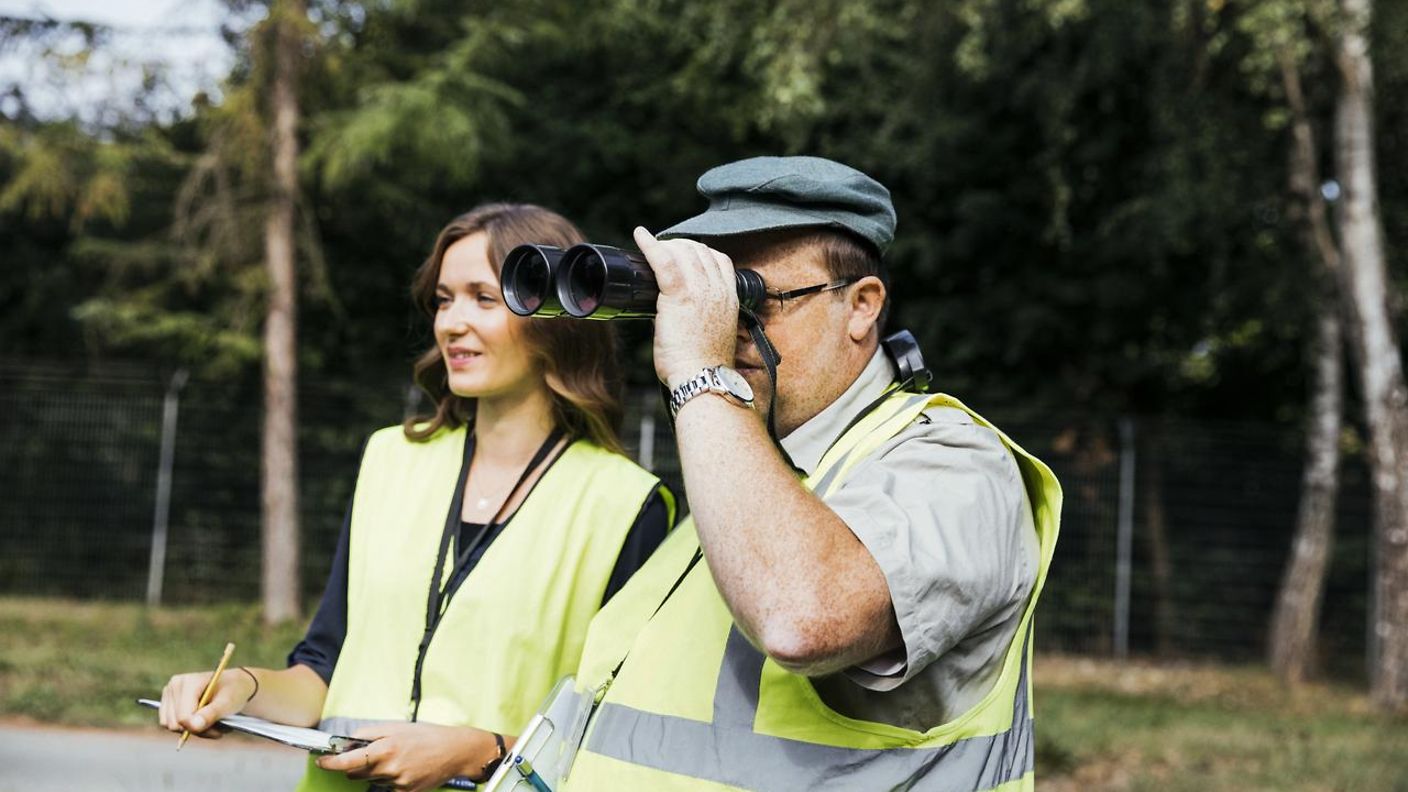 Flughafen-Förster Markus Musser guckt durchs Fernglas.