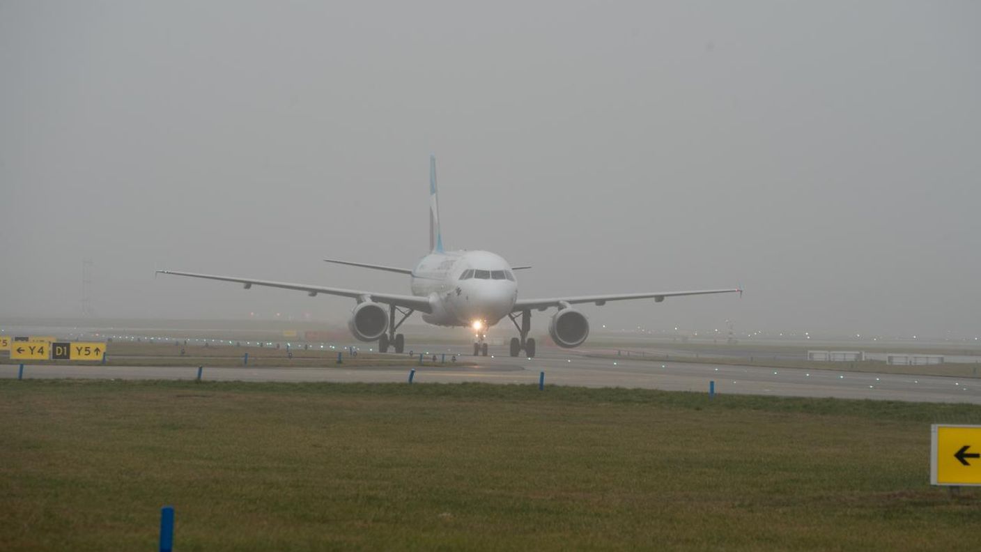 Flugzeug landet bei schlechtem Wetter mit Nebel