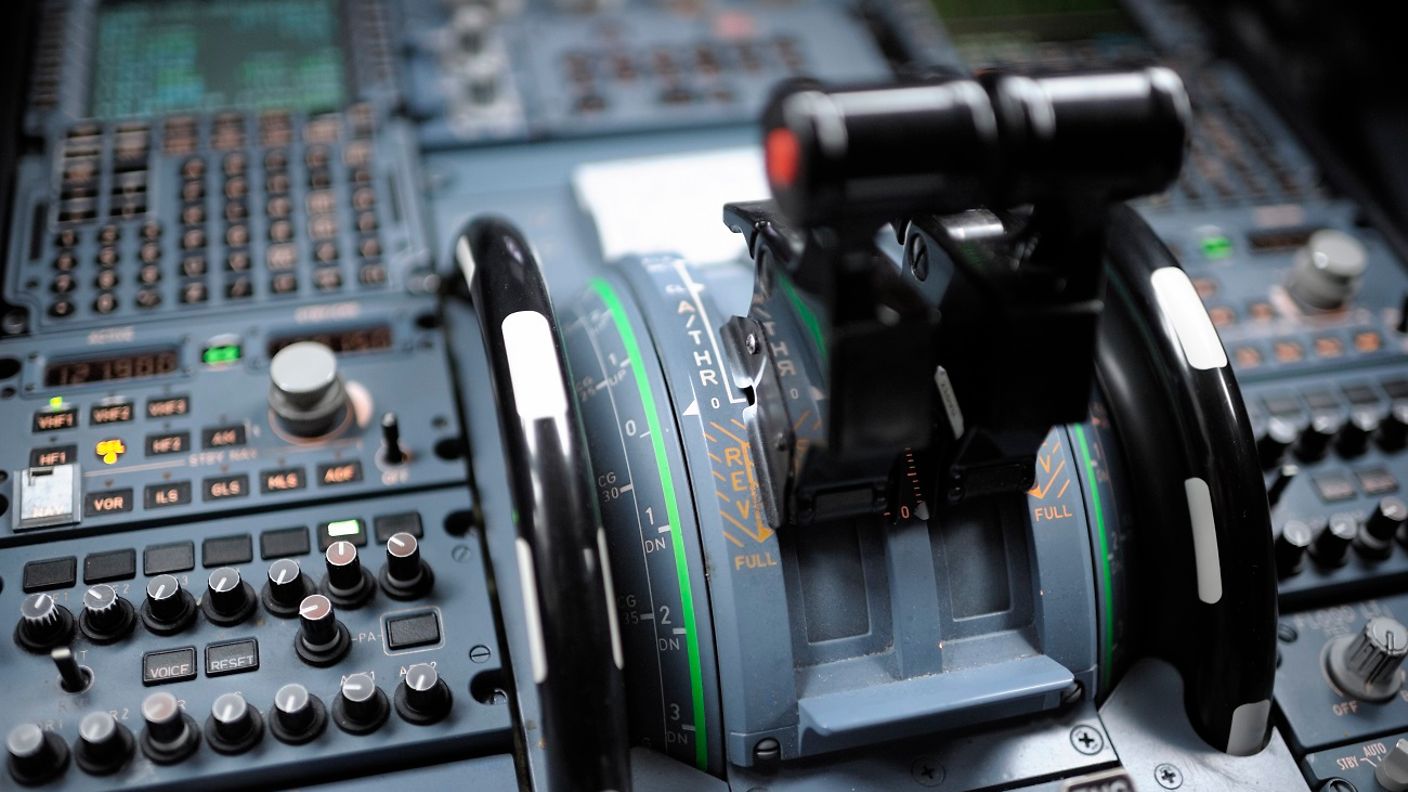 Instrumente im Cockpit eines Flugzeugs.