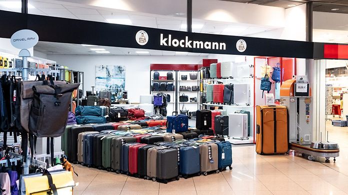 Koffer Klockmann in der Ankunft Terminal 1, Sortiment an hochwertigen Koffern, Trolleys und Reisegepäck