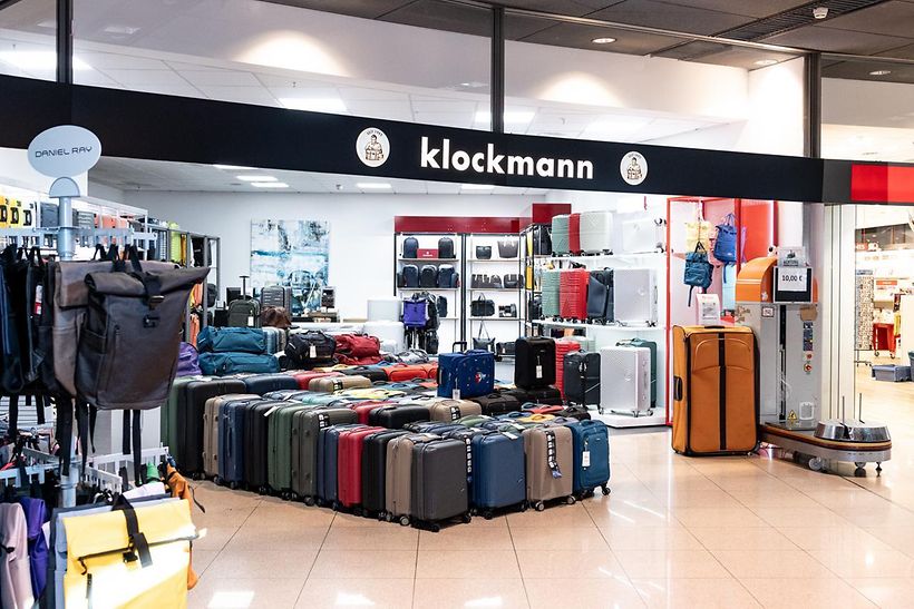 Koffer Klockmann in der Ankunft Terminal 1, Sortiment an hochwertigen Koffern, Trolleys und Reisegepäck