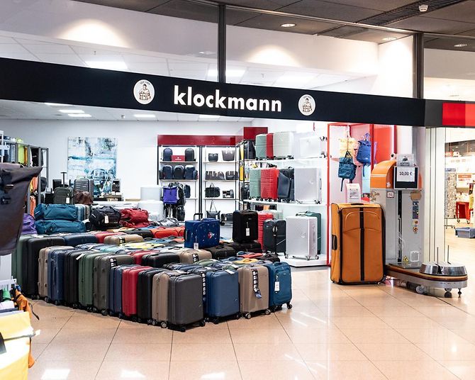 Koffer Klockmann in der Ankunft Terminal 1, Sortiment an hochwertigen Koffern, Trolleys und Reisegepäck