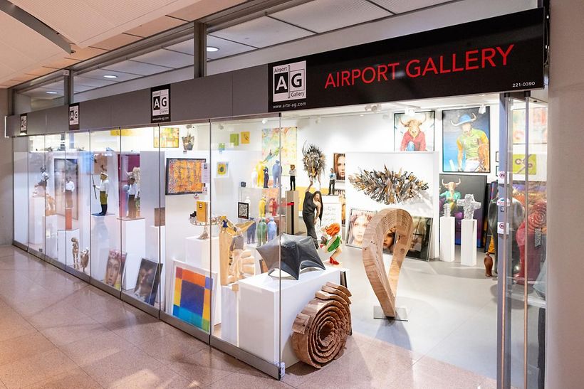 Airport Gallery in der Ankunft - moderne Kunst, namhafter Künstler - Bilder und Skulpturen