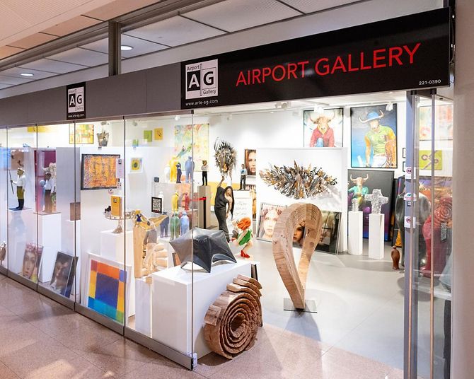 Airport Gallery in der Ankunft - moderne Kunst, namhafter Künstler - Bilder und Skulpturen