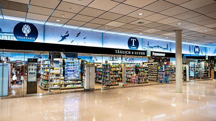 EDEKA - Supermarkt in der Ankunft - regionale Lebensmittel, täglicher Bedarf, Hamburger Souvenirs 