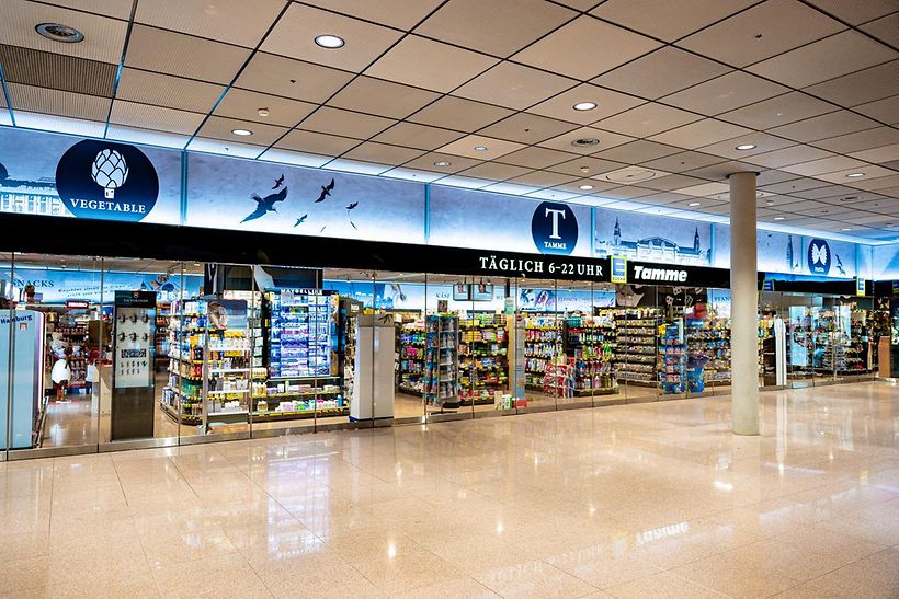 EDEKA - Supermarkt in der Ankunft - regionale Lebensmittel, täglicher Bedarf, Hamburger Souvenirs 