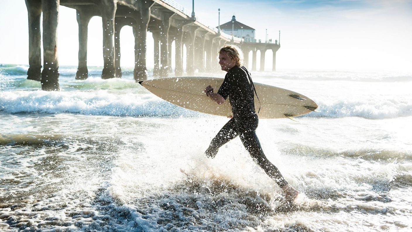 Ein Surfer am Strand von Los Angeles