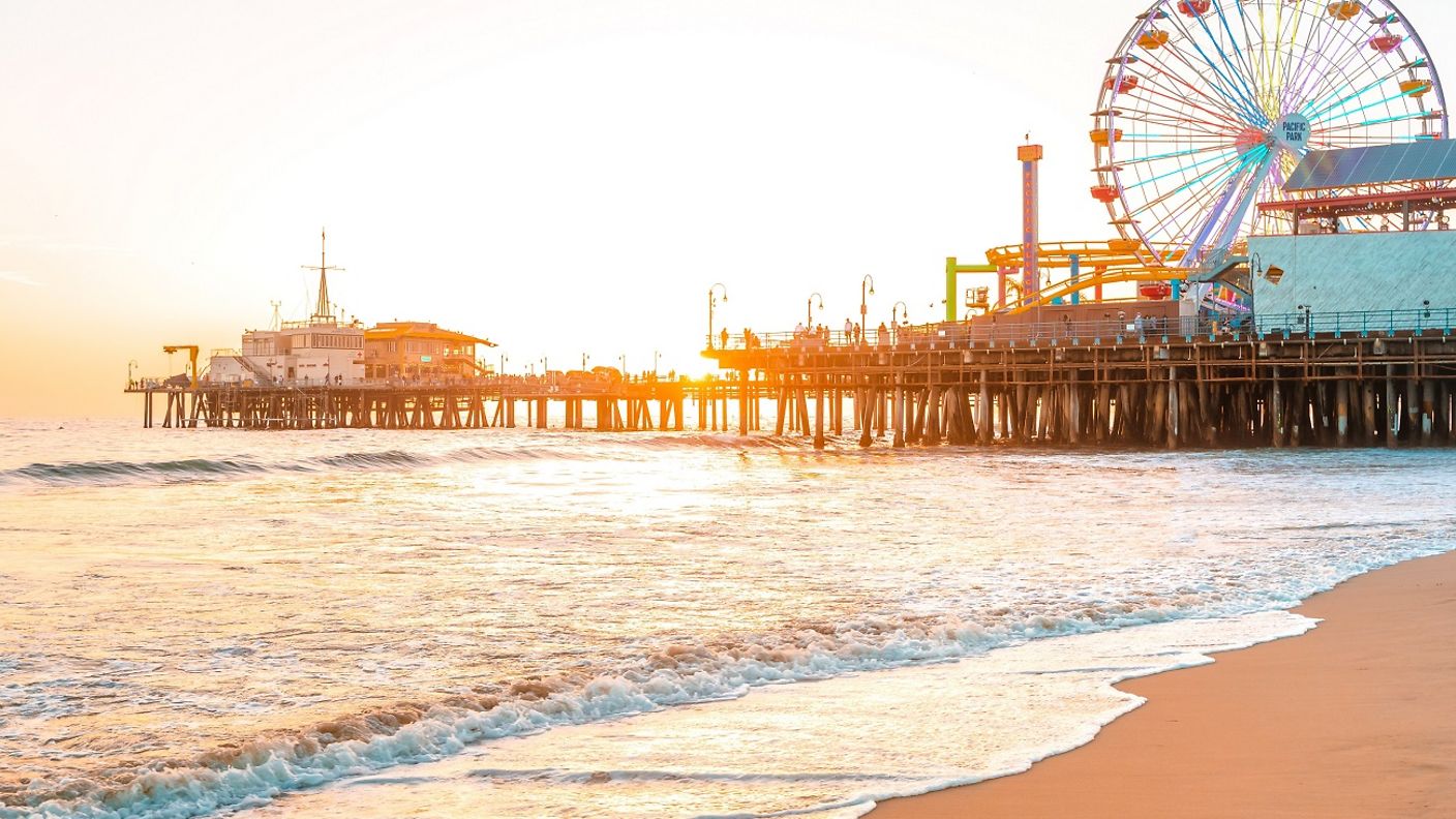 Riesenrad im Sonnenuntergang am Strand des Santa Monica Piers