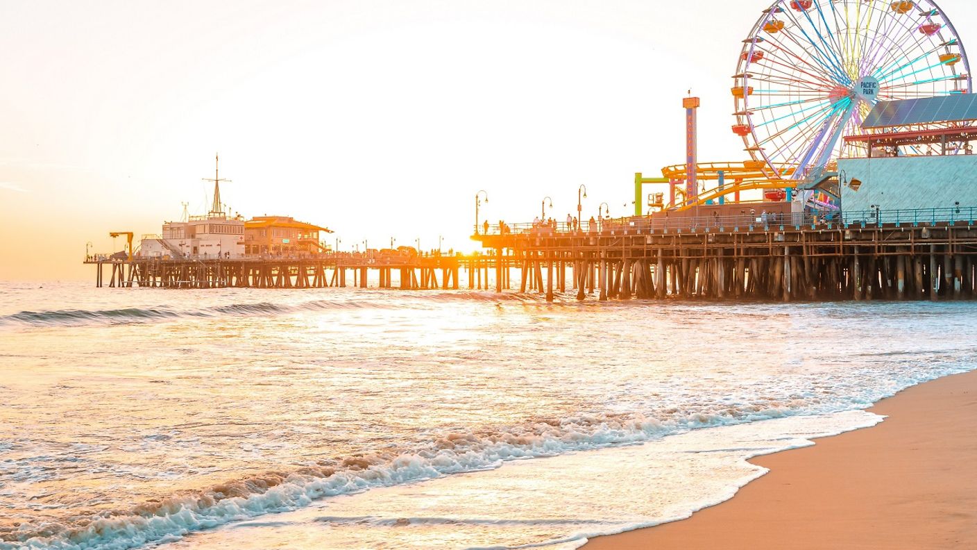 Riesenrad im Sonnenuntergang am Strand des Santa Monica Piers