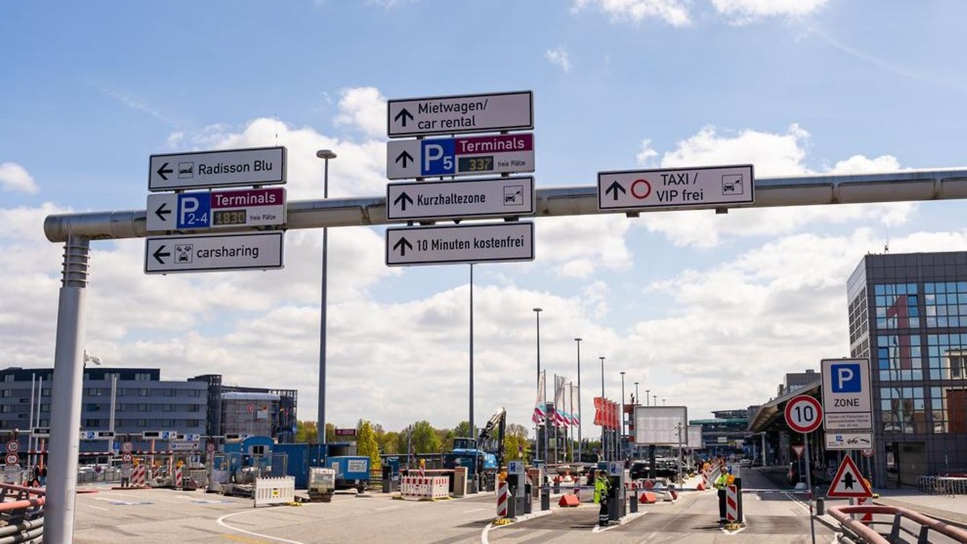 Schilder vor der Abflugebene verweisen auf die Kurzhaltzone vor den Terminals.
