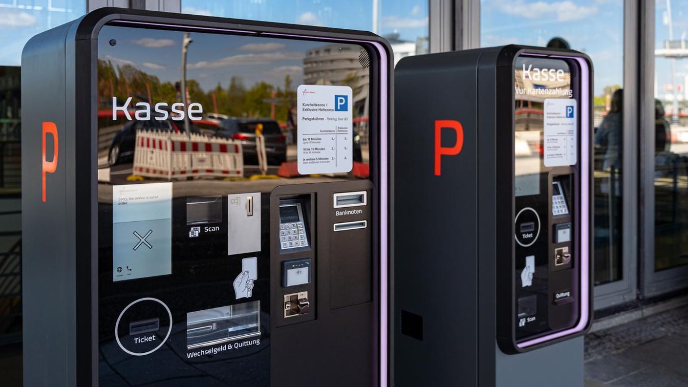 Der Kassenautomat in der Kurzhaltezone akzeptiert Bar- sowie Kartenzahlungen. 