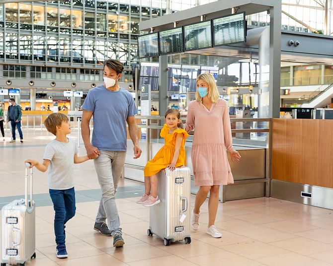 Familie startet ab Hamburg Airport in den Urlaub