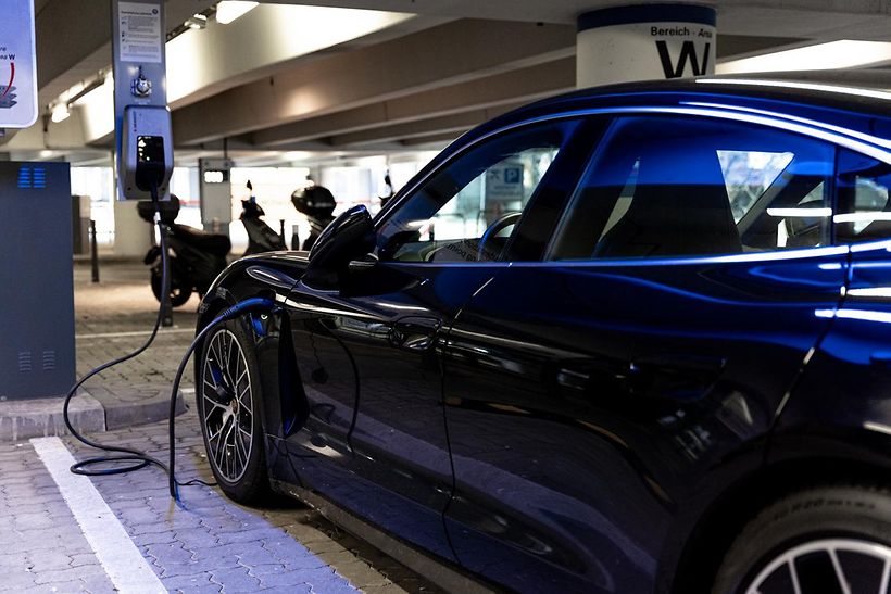 Auto beim aktiven Ladevorgang an E-Parkstation. 