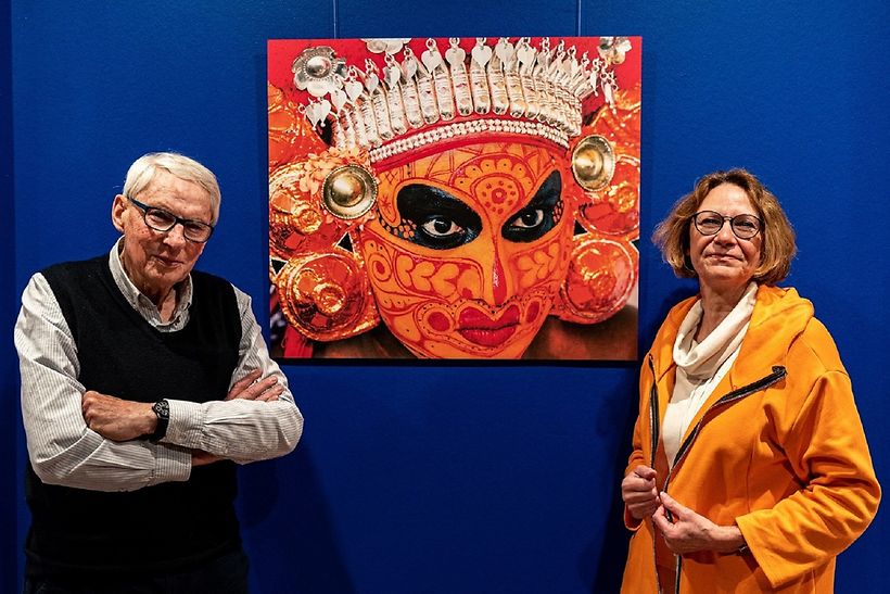 Jeremy Hunter und seine Kuratorin Vivian Laux-Eggert vor der neuen Kunst am Gate-Ausstellung