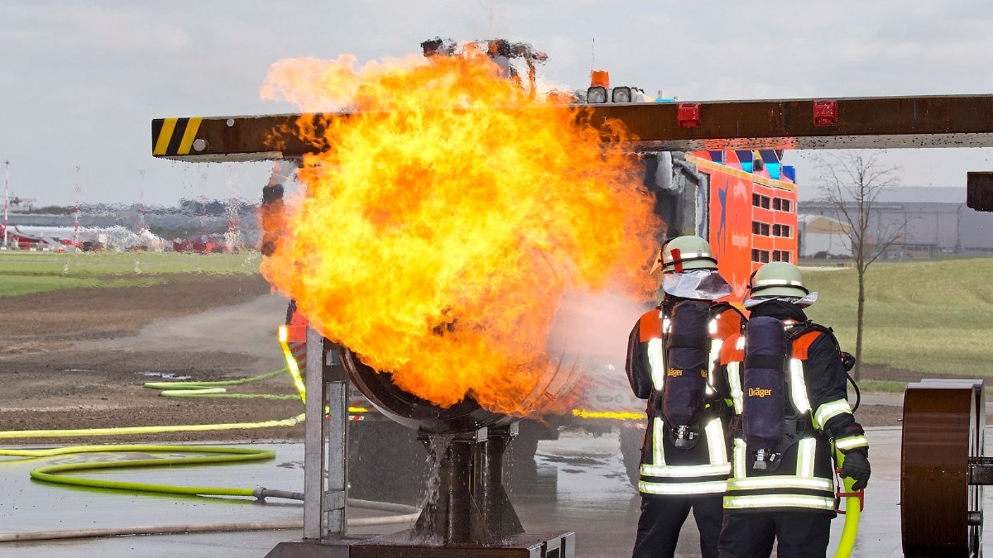 Brandsimulation der Flughafen Feuerwehr mit Stichflamme 