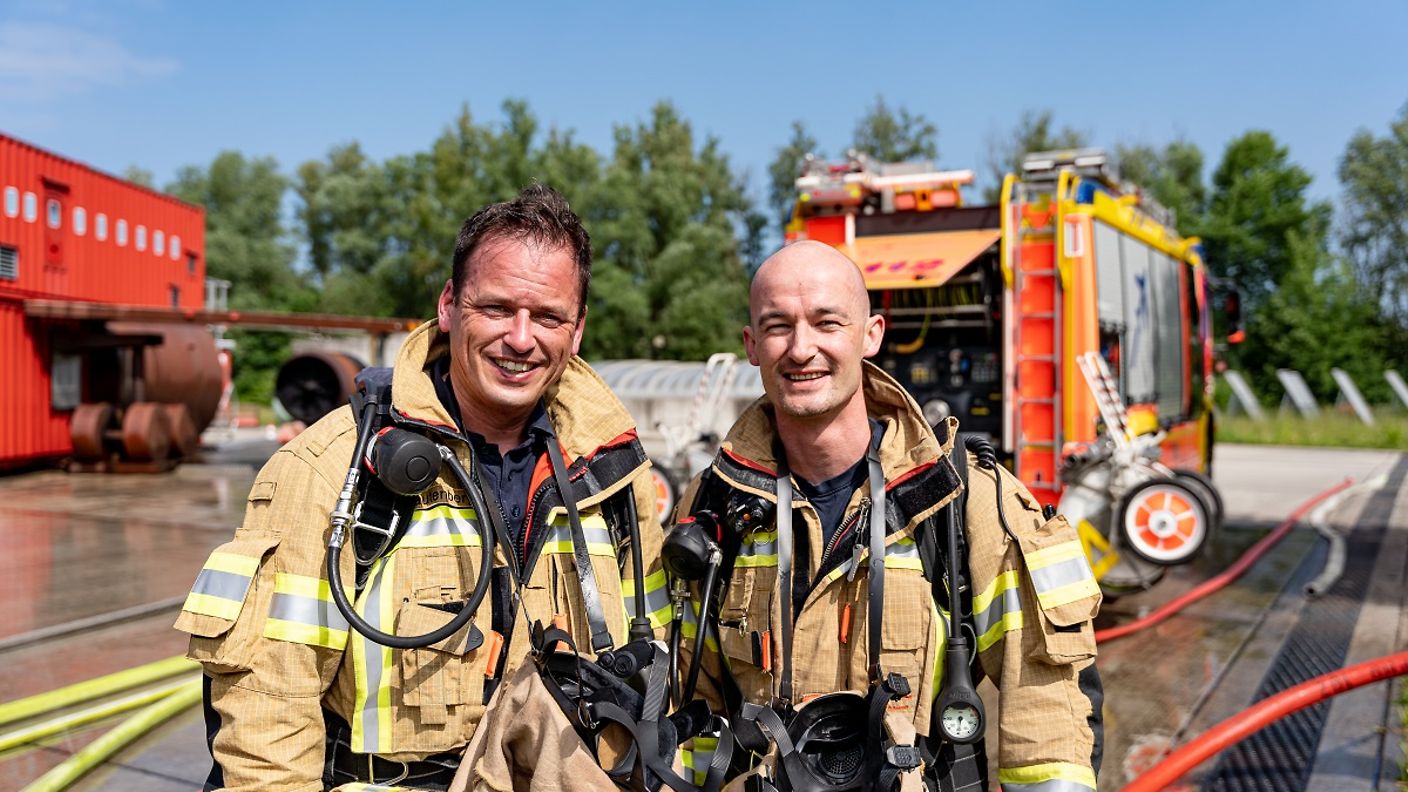 Zwei Feuerwehrmänner in ihrer Schutzkleidung