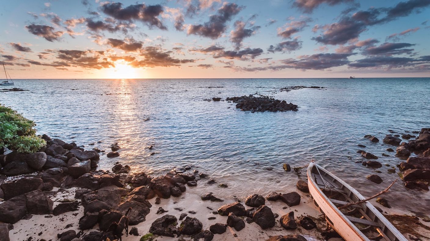 Sonnenaufgang am Strand von Mauritius