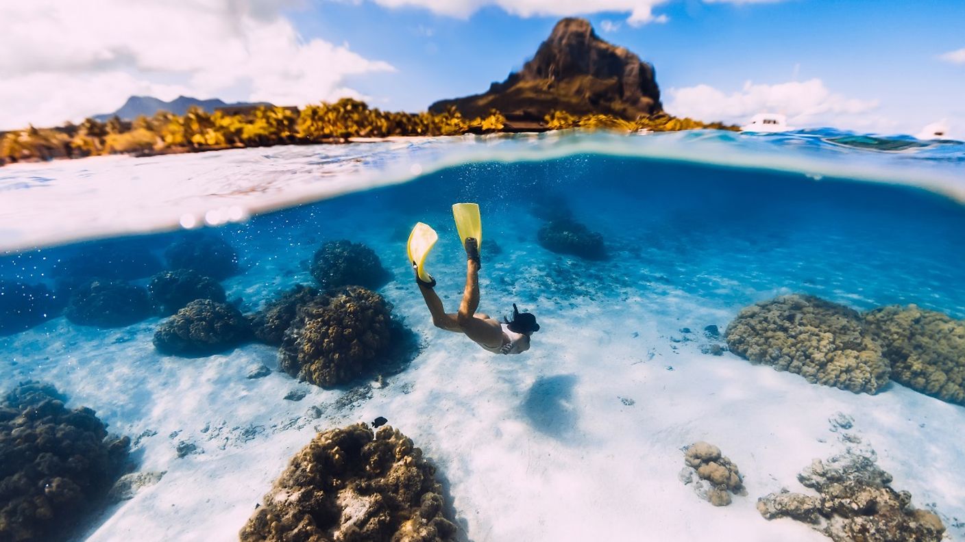 Eine Frau schnorchelt vor Mauritius