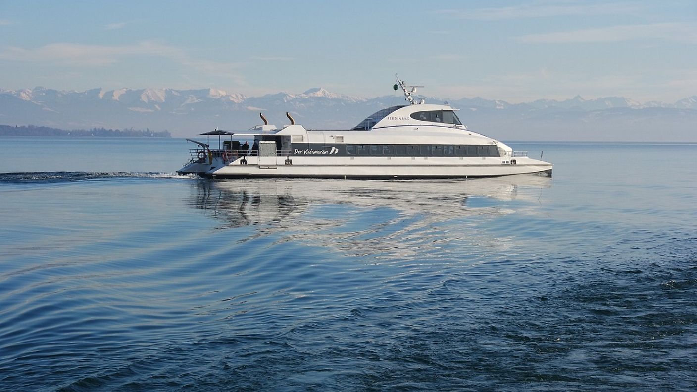 Katamaran auf dem Bodensee vor schneebedeckten Bergen