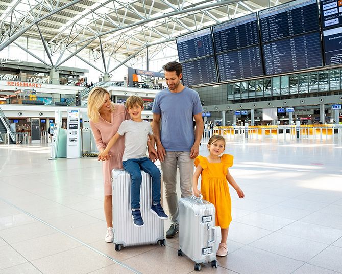 Familie mit Koffern am Hamburg Airport