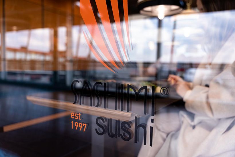 sashimi-sushi-luftseite-drinnen-121