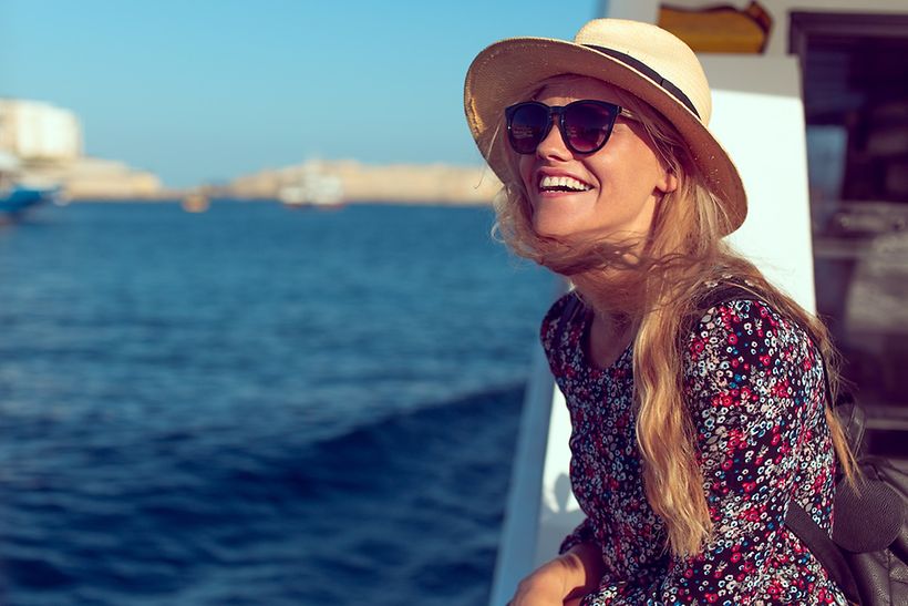 Lachende Frau am Mittelmeer vor Malta