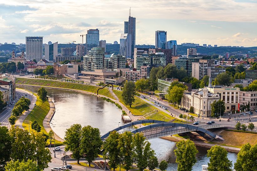 Wolkenkratzer in Vilnius entlang des Neris