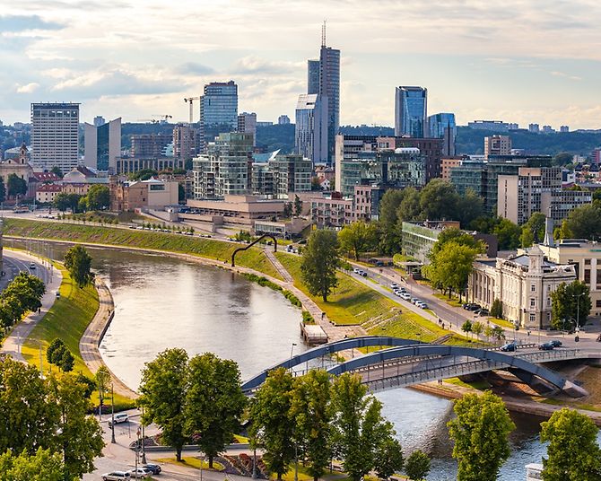 Wolkenkratzer in Vilnius entlang des Neris