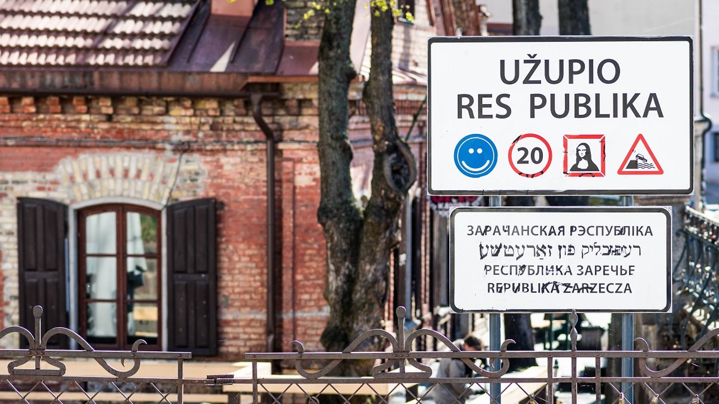 Ein Schild am Eingang zum Künstlerviertel Uzupis